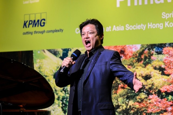 Hong Kong Chinese tenor Warren Mok, one of China’s Three Tenors, performs at 'Primavera,' a Spring Dinner Celebration at Asia Society Hong Kong on March 21, 2014. (Asia Society)