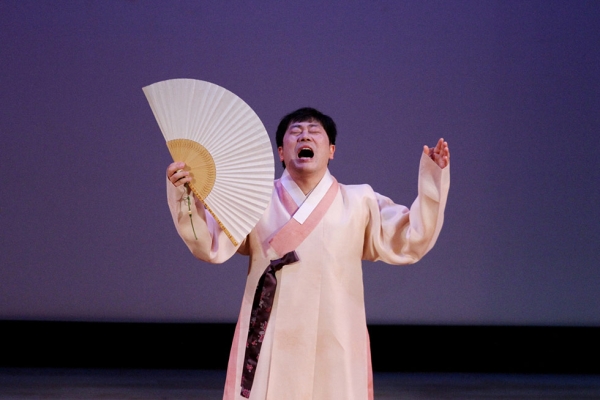 Singer Lim Hyeun-bin performs at the New York Korean Music Festival at Asia Society New York on April 12, 2014. (Ellen Wallop/Asia Society)