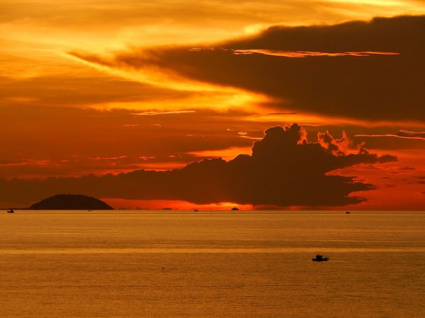 The setting sun paints the sky in vibrant shades of orange in Pattaya, Thailand on September 19, 2014. (Richard Barton/Flickr)