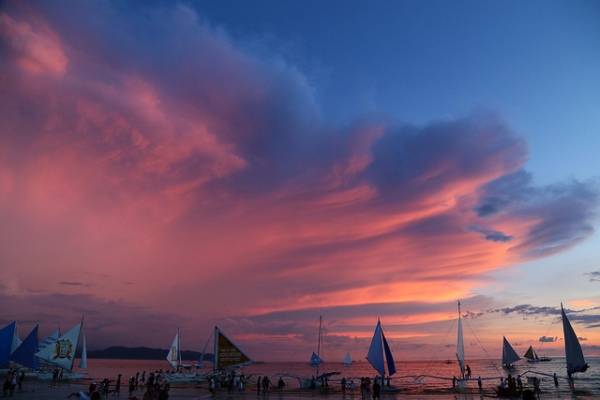 A swathe of pink clouds paint the evening sky in Malay, Philippines on June 2, 2014. (iloveglay/Flickr)