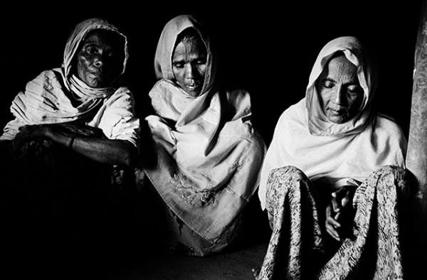 Rohingya women who left their village to flee Burma to Bangladesh in early 2009. (Greg Constantine)
