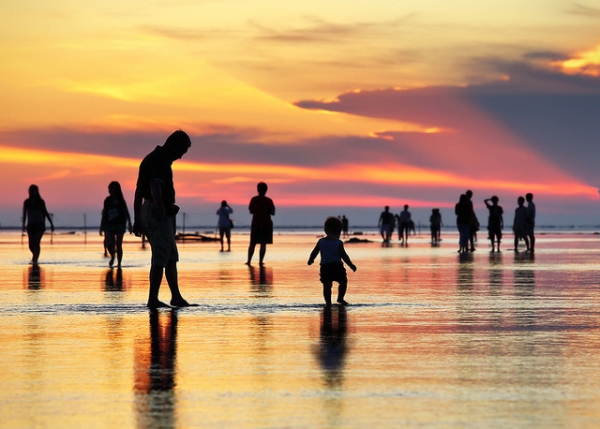 People of all ages tread through the waters at Gaomei Wetlands at sunset in Taichung City, Taiwan on January 1, 2015. (攝影家9號 - Photographer No.9/Flickr)