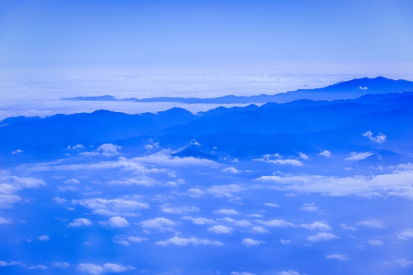 Blue mountains seem like they are floating in a sea of clouds in Taiwan on February 1, 2015. ( 白士 李/Flickr)