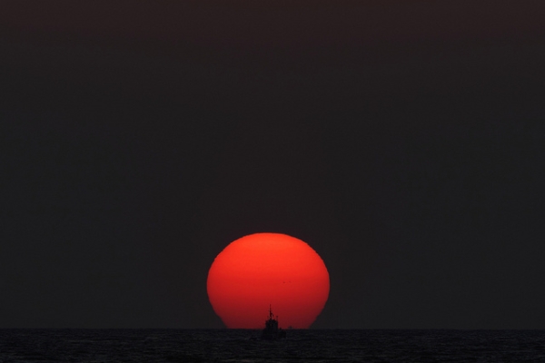 A setting sun seascape echoes the image of the national flag in Japan on February 14, 2015. (halfrain/Flickr)