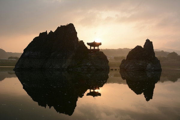 Sunrise over a tranquil landscape is reflected in the mirror-like lake in Dodamsambong, South Korea on May 11, 2015. (Lee ki hyeok/Flickr)