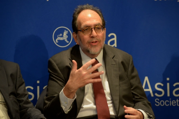 Bloomberg News Executive Editor Jonathan Kaufman participates in a discussion with the 2015 Osborn Elliott Prize winners. (Elsa Ruiz/Asia Society)