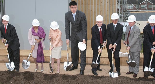 NBA star Yao Ming, architect Yoshio Taniguchi, and other dignitaries break ground for the Asia Society Texas Center on May 15, 2008. (Richard J. Carson/Asia Society)