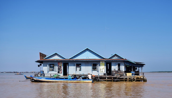 People are seen at their floating homes on Tonle Sap Lake in Cambodia on April 2, 2015 (Kaley Portier/Flickr).