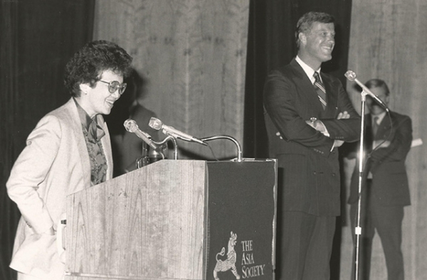 Philippine President Corazon Aquino speaks at Asia Society in 1986. Also pictured is former Asia Society president Bob Oxnam. (Robert Glick/Asia Society)