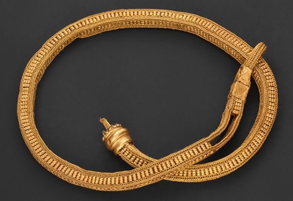 Sash or caste cord. Surigao Treasure, Surigao del Sur province. Ca. 10th–13th century. Gold. L. 59 1/16 in. (150 cm); Cross section H. 1 1/16 x W. 15/16 in. (2.7 x 2.4 cm). Ayala Museum, 81.5186. Photography by Neal Oshima; Image courtesy of Ayala Museum. An object uncovered by Berto Morales in 1981.