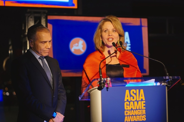 Asia Society trustees Mitch Julis and Renée Fleming present an award at the 2015 Asia Game Changers awards ceremony on October 13, 2015. (Jamie Watts/Asia Society)