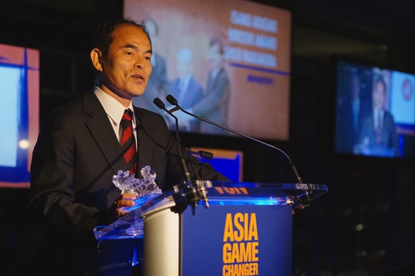 LED light scientist Shuji Nakamura speaks after receiving an Asia Game Changer award on October 13, 2015. (Jamie Watts/Asia Society)