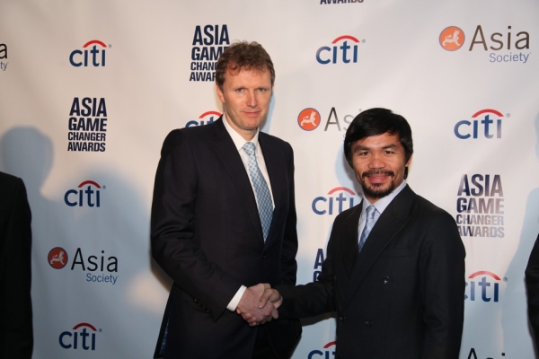 Citi's Stephen Bird (L) and awardee Manny Pacquiao at the 2015 Asia Game Changers award ceremony on October 13, 2015. (Ellen Wallop/Asia Society)