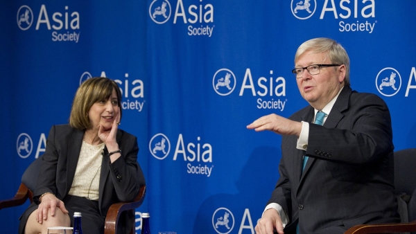 ASPI Vice President Wendy Cutler (L) and ASPI President Kevin Rudd discuss free trade and economic growth in the Asia-Pacific. (Elena Olivo/Asia Society)