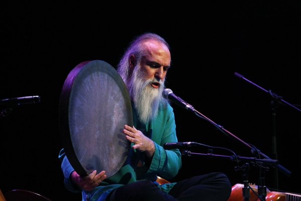 Tehran-based Davod Azad, a vocalist, composer, multi-instrumentalist, and master of the tar and setar, captivated audiences during his showcase "Echoes of the Mystic" at Asia Society on January 31. (Ellen Wallop/Asia Society)