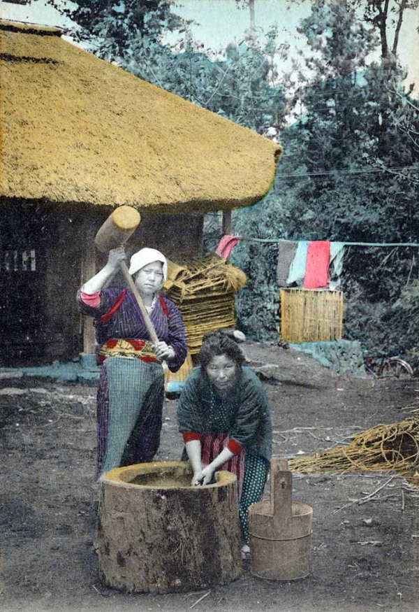"Pounding rice for rice cake." 1900-1909. (New York Public Library)