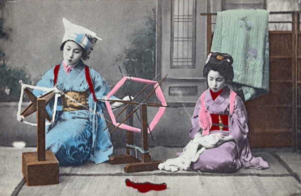 "Maiko at the spinning wheel." 1907-1918. (New York Public Library)