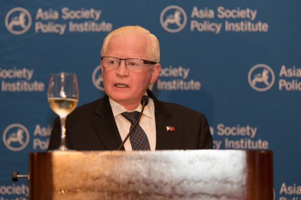 His Excellency Jose L. Cuisia, Jr., Ambassador of the Republic of the Philippines to the United States, makes a toast. (Nick Khazal/Asia Society)