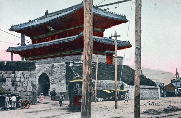 "Todaimon gate, Keijo." 1910s. (Tokyo Design Printing Co./New York Public Library)
