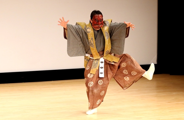 Kyogen actors take the stage for their performance of 'Obagasake,' at Asia Society on April 14, 2016 (Ellen Wallop/Asia Society)