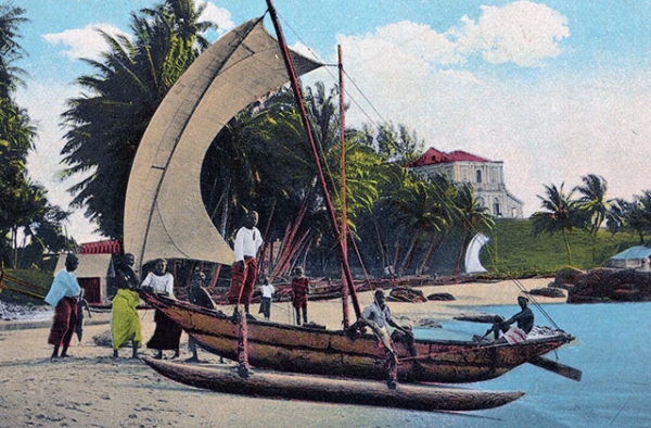 "Sea shore near Mount Lavinia Hotel, Colombo." 1907-1918. (A.W.A. Plâté & Co./New York Public Library)