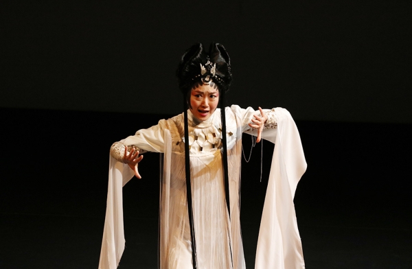 Soprano Qian Yi sings during a demonstration of 'Paradise Interrupted' on April 5, 2016. (Ellen Wallop/Asia Society)