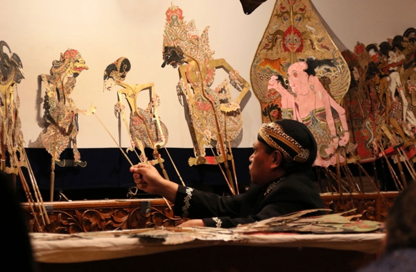 Puppet master Ki Midiyanto performs Déwa Ruci (Bima’s Spiritual Enlightenment) at Asia Society in New York on May 14, 2016. (Ellen Wallop/Asia Society)