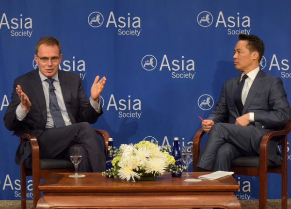BHP Billiton CEO Andrew Mackenzie (L) discusses the virtues of free trade with journalist Richard Lui (R). (Elsa Ruiz/Asia Society)