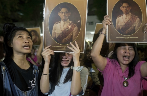 People react after learning of the death of Thailand's King Bhumibol Adulyadej on October 13, 2016 in Bangkok, Thailand. (Borja Sanchez Trillo/Getty Images)