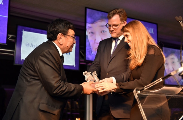 Sanduk Ruit accepts his Asia Society Asia Game Changer award at the United Nations in New York on October 27, 2016. (Jamie Watts/Asia Society)