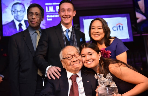 I.M. Pei accepts his Asia Society Asia Game Changer award with his family at the United Nations in New York on October 27, 2016. (Jamie Watts/Asia Society)