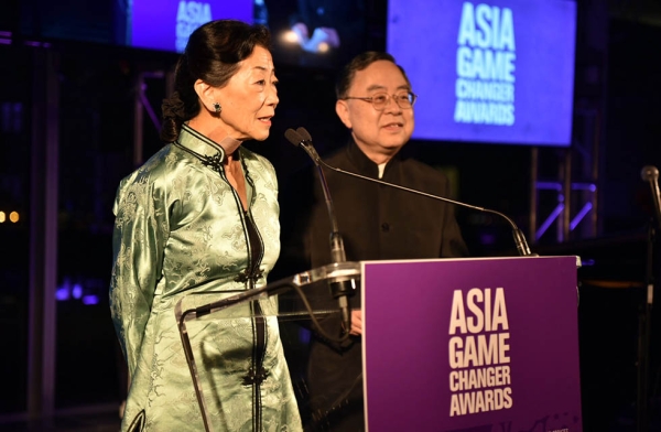Lulu Wang (L) and Ronnie Chan (R) present an award at the Asia Society Asia Game Changers awards at the United Nations in New York on October 27, 2016. (Jamie Watts/Asia Society)