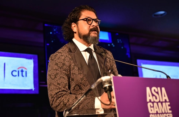 Karim Wasfi accepts an Asia Game Changer award at the United Nations on October 27, 2016. (Jamie Watts/Asia Society)
