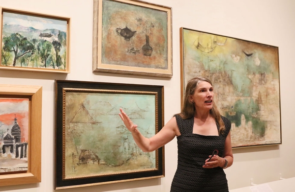 Dr. Ankeney Weitz, the Ellerton M. and Edith K. Jetté professor of art at Colby College and co-curator of the 'No Limits: Zao Wou-Ki' exhibition leads a group of members on a tour of the exhibition in New York on September 12, 2016. (Asia Society/Ellen Wallop)