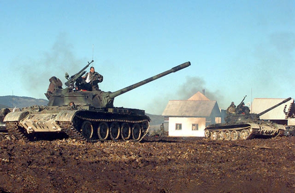 Croatian Defense Council Army tanks pull into firing position. (Kim Price/Wikimedia Commons)