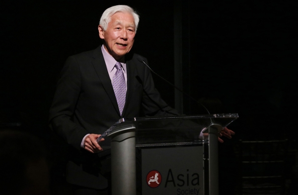 Asia Society trustee and exhibition chair Oscar Tang addresses the audience during the dinner in celebration of the exhibition opening at Asia Society New York on March 7, 2017. (Ellen Wallop/Asia Society)