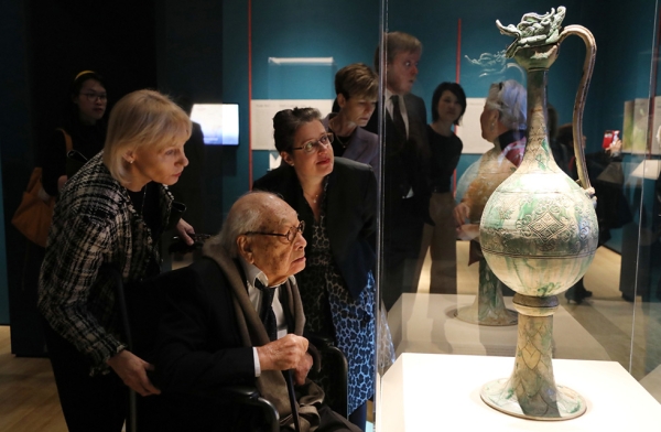 Adriana Proser, the John H. Foster Senior Curator for Traditional Asian Art at Asia Society (right) and famed architect I.M. Pei (middle, seated) view an ewer artifact at Asia Society New York on March 6, 2017. (Ellen Wallop/Asia Society)
