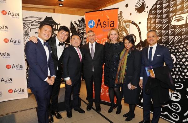 (L–R) Kennie Ting, director of the Asian Civilisations Museum in Singapore; Loh Lik Peng, chairman of the Asian Civilisations Museum in Singapore; Boon Hui Tan, Asia Society Museum Director and Vice President for Arts & Cultural Programs; Ambassador Ashok Kumar Mirpuri, Ambassador of Singapore to the United States; Josette Sheeran, President and CEO of Asia Society; Zarina Varukatty, Partner at Siksal Private Placement Advisors, and her husband Burhan Gafoor, Permanent Representative of Singapore to the U