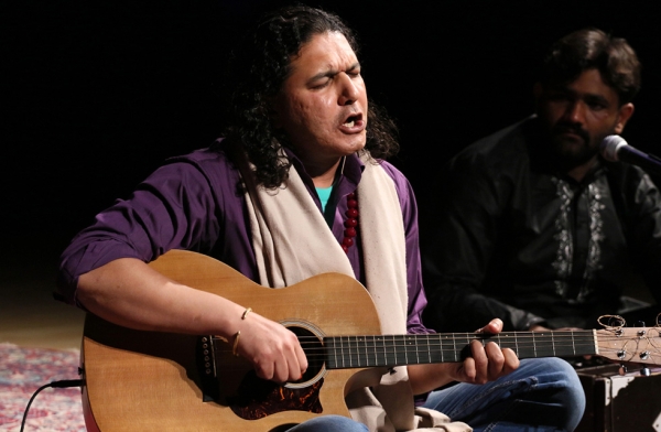 Arieb Azhar takes the stage for a special evening of music and conversation at Asia Society New York on April 5, 2017. (Ellen Wallop/Asia Society)