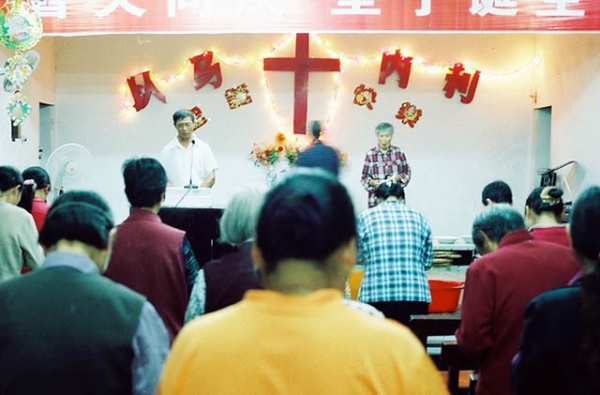 Christian churchgoers attend a service in China. (Allen Li/Flickr)