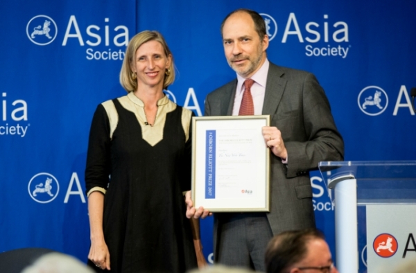 Former Washington Post Managing Editor Marcus Brauchli presents Ellen Barry with the 2017 Oz Elliott Award prize. (Maria Baranova-Suzuki/Asia Society)