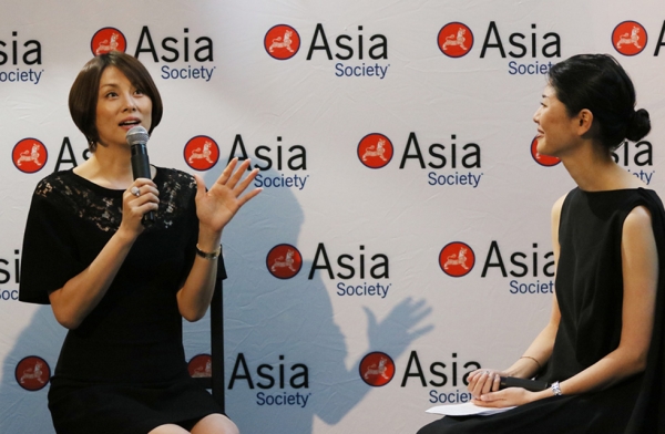 Actress Ryoko Yonekura speaks with Asia Society's Masako Shiba at a special private event at Asia Society New York on June 27, 2017. (Ellen Wallop/Asia Society)