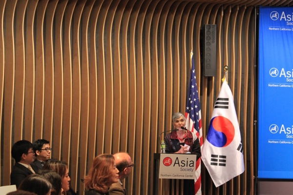 Serving as the moderator for the evening was Mirka Knaster, textile artist and author. (Alexander Kwok/Asia Society)