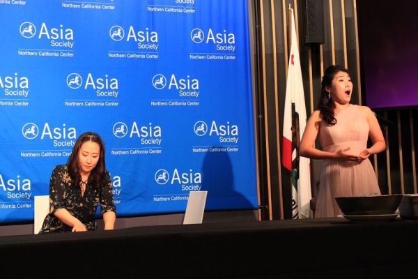Lee performs along with pianist Hyunji Park. (Alexander Kwok/Asia Society)