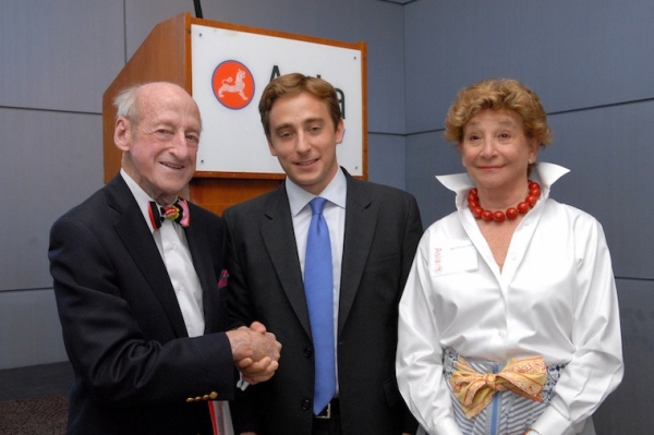 Osborn Elliott (L), his wife Inger McCabe Elliott (R) and 2007 Osborn Elliott Prize winner Evan Osnos. (Elsa Ruiz/Asia Society)