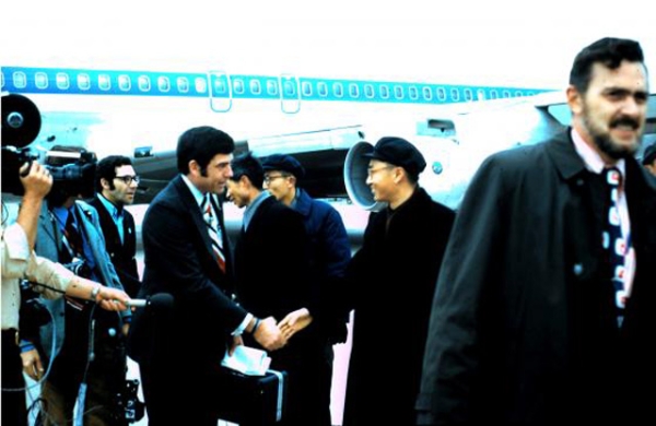 CBS News correspondent Dan Rather arrives in Beijing in Feb. 1972. (Courtesy Ed Fouhy)