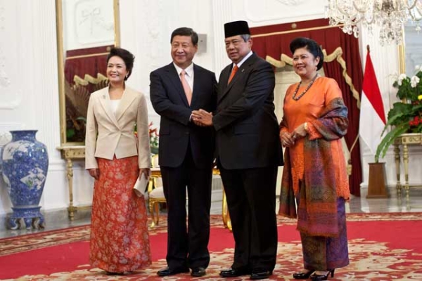 People's Republic of China President Xi Jinping (2L) and wife Peng Liyuan (L) pose with Indonesian President Susilo Bambang Yudhoyono (2R) and his wife Mrs. Ani Yudhoyono in Jakarta on Oct. 2, 2013. President Xi was in Indonesia for two days to discuss bilateral trade with the Indonesian president. (Oscar Siagian/Getty Images) 