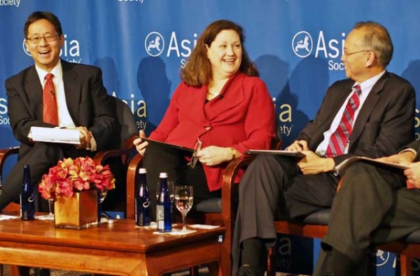 President of the National Center for APEC Monica Whaley (C) flanked by former U.S. Ambassador to the Asian Development Bank Curtis S. Chin (L) and U.S. Senior Official for APEC Robert S. Wang (R) at Asia Society's 2013-14 APEC briefing in New York on Jan. 14, 2014. (Asia Society)