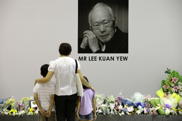 A family pays tribute at Tanjong Pagar Community Club in Singapore following the passing of former Prime Minister Lee Kuan Yew on March 23, 2015. (Suhaimi Abdullah/Getty Images)