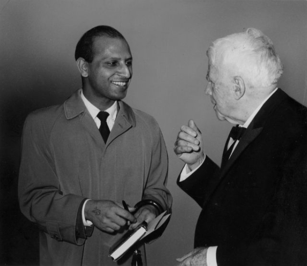 American poet Robert Frost, right, speaks with a guest at an homage to the Indian writer Sir Rabindranath Tagore (1861-1941) in an Asia Society-sponsored program held in New York’s Town Hall in 1961. (Asia Society)